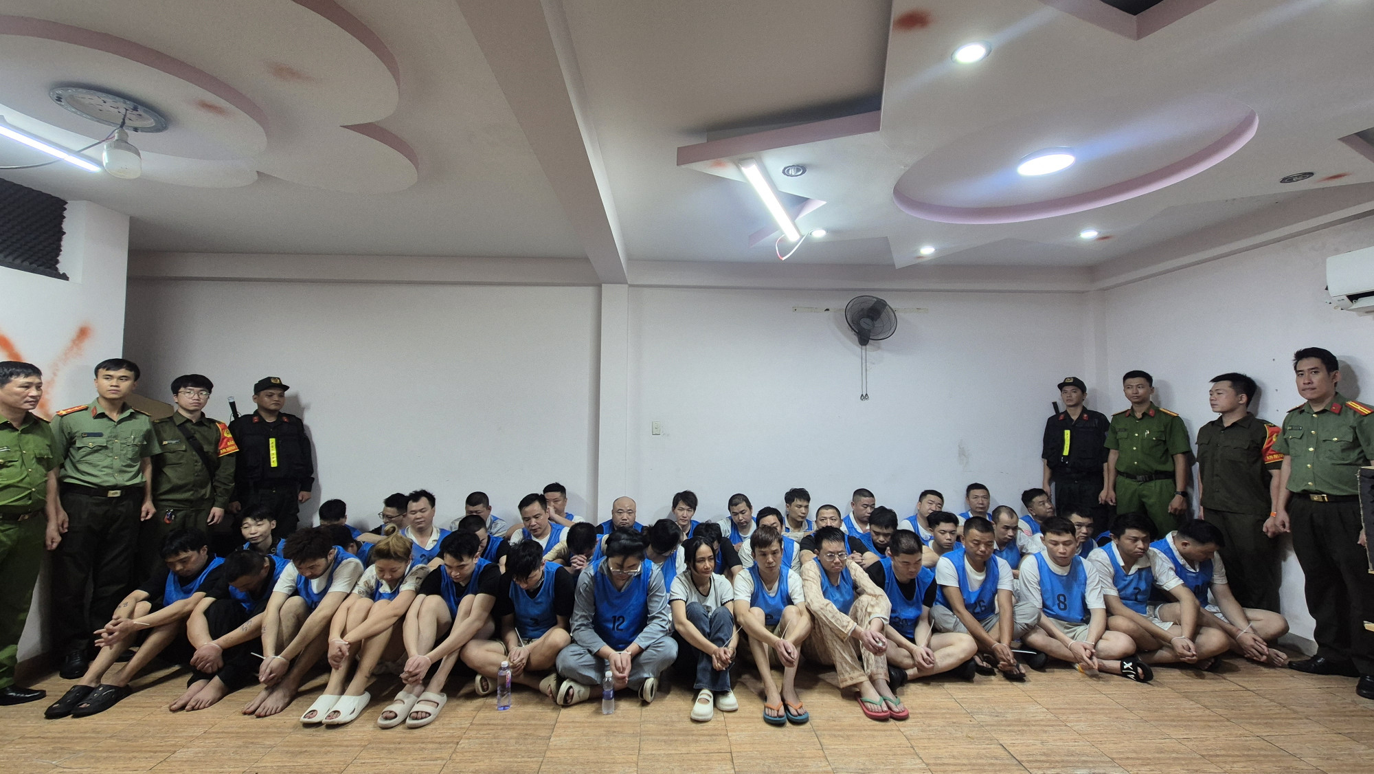 Xử lý nhiều nhóm người nước ngoài từ Campuchia vào Việt Nam để ‘lập bản doanh’ lừa đảo Các đối tượng hoạt động lừa đảo tại cơ sở lưu trú ở phường Hiệp Bình. Ảnh: CACC