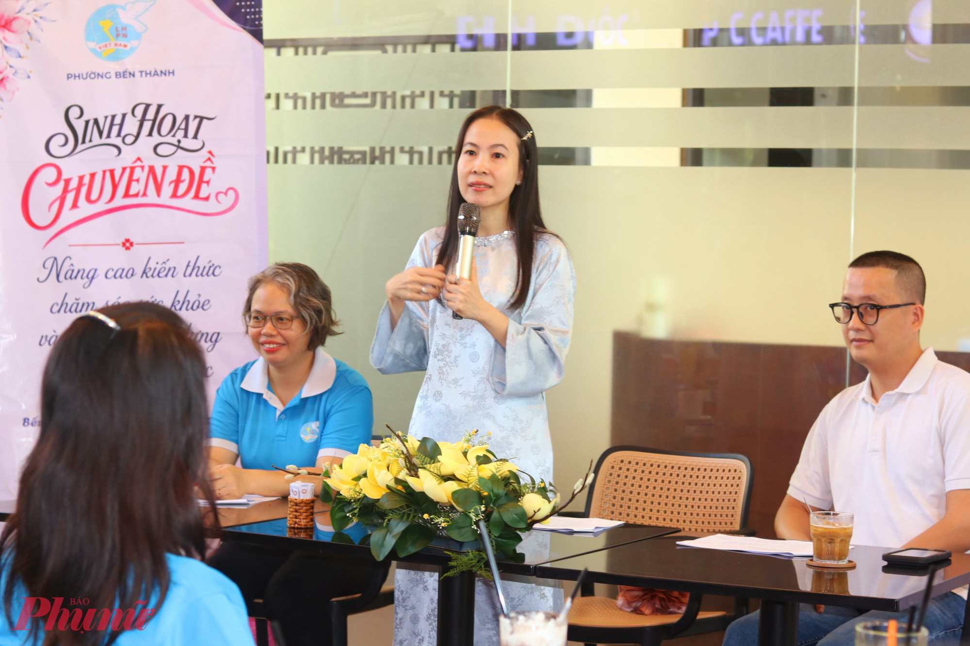 Bà Nguyễn Khánh Chi – Giám đốc đào tạo Glink Academy – chia sẻ tại buổi sinh hoạt chuyên đề - Ảnh: Mẫn Nhi
