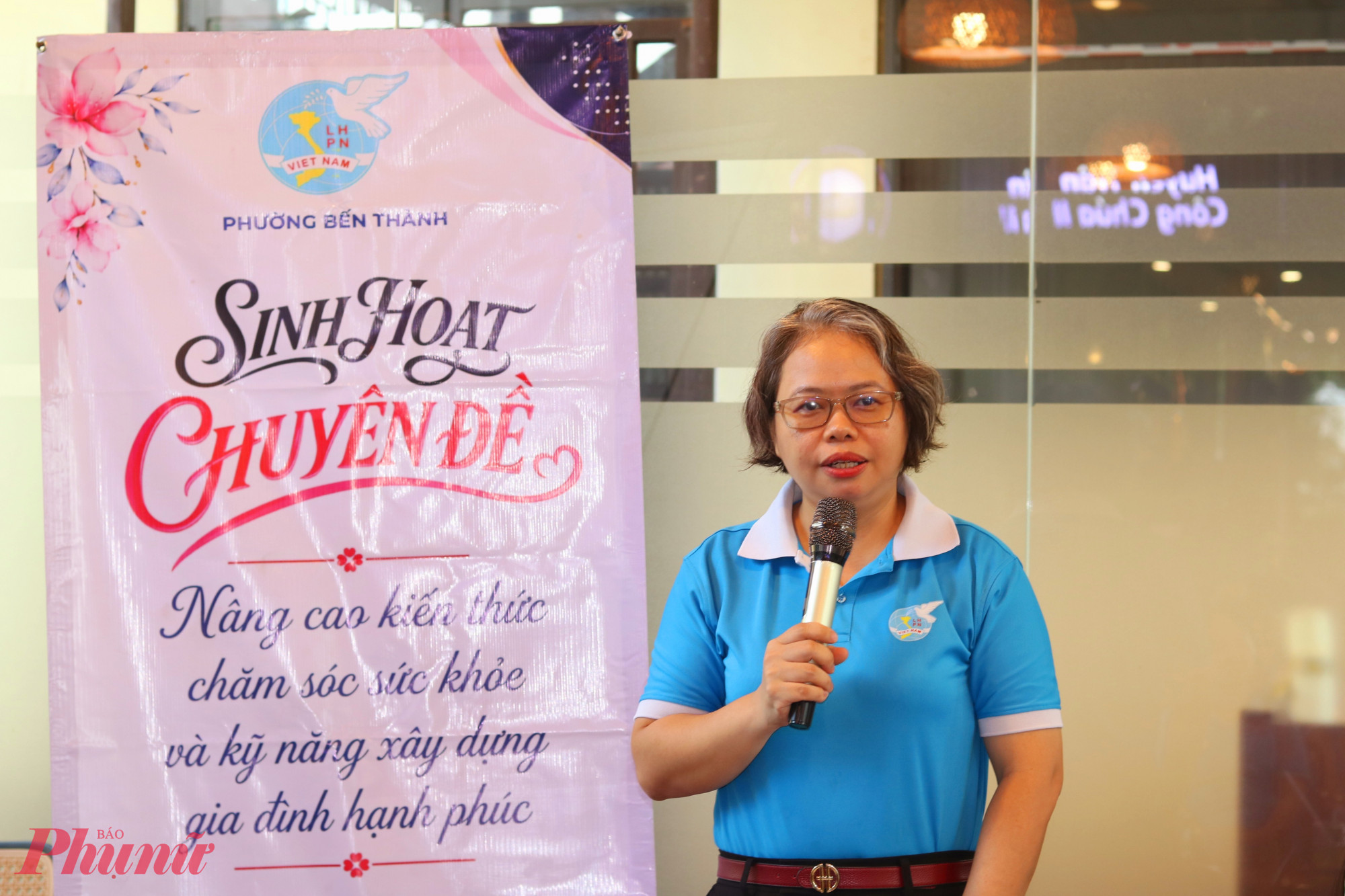 Bà Nguyễn Thị Hồng Nhung – Phó chủ tịch Ủy ban MTTQ Việt Nam phường Bến Thành, Chủ tịch Hội LHPN phường – bày tỏ hy vọng qua buổi sinh hoạt chuyên đề, các dì, các chị tiếp thu được những kiến thức, kinh nghiệm hữu ích để chăm sóc bản thân tốt hơn, giữ gìn hạnh phúc gia đình và nâng cao hiệu quả công tác hội - Ảnh: Mẫn Nhi
