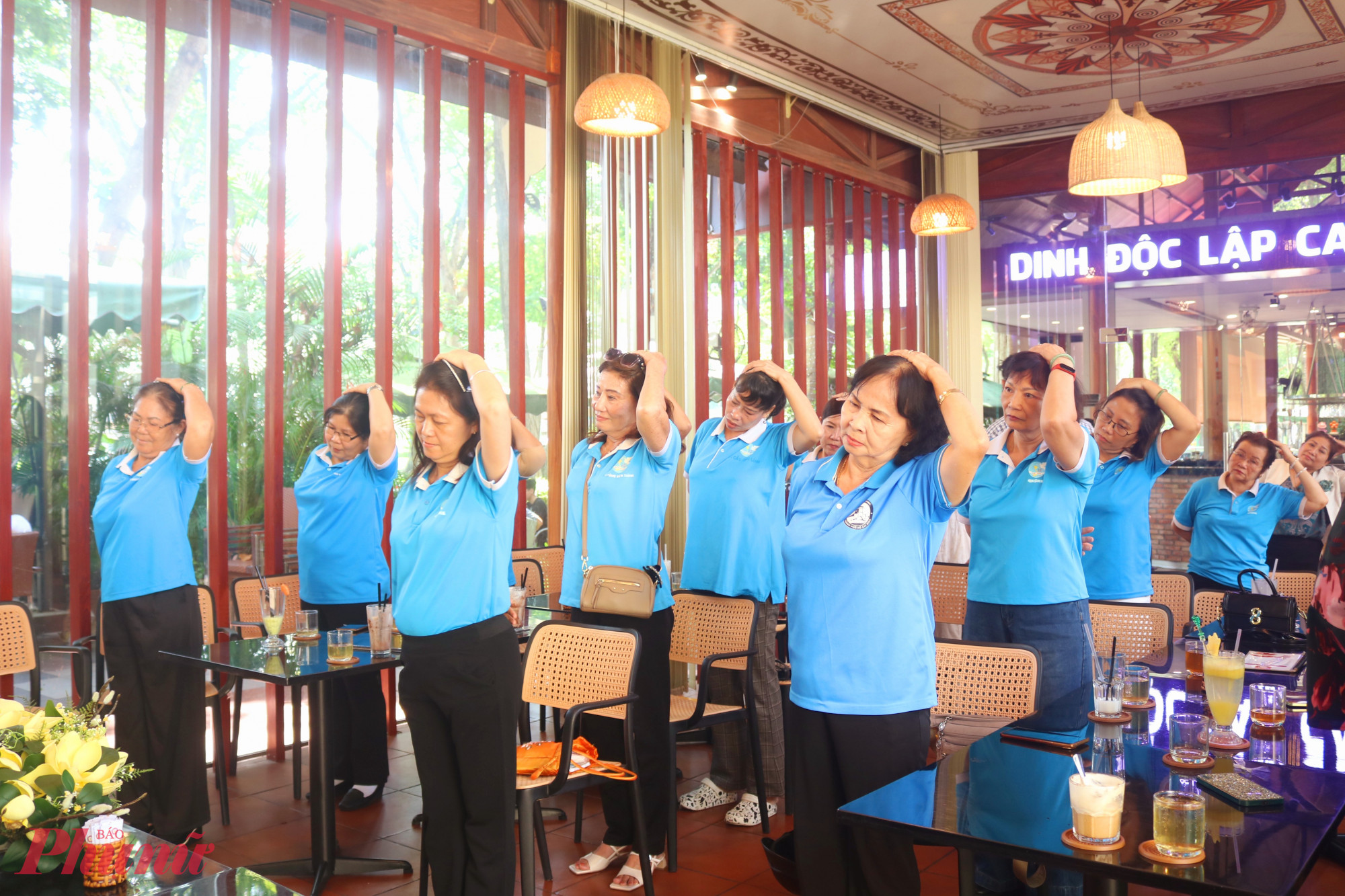 Các dì, các chị thực hành những động tác thể dục đơn giản do ông Lê Minh Hiếu hướng dẫn - Ảnh: Mẫn Nhi