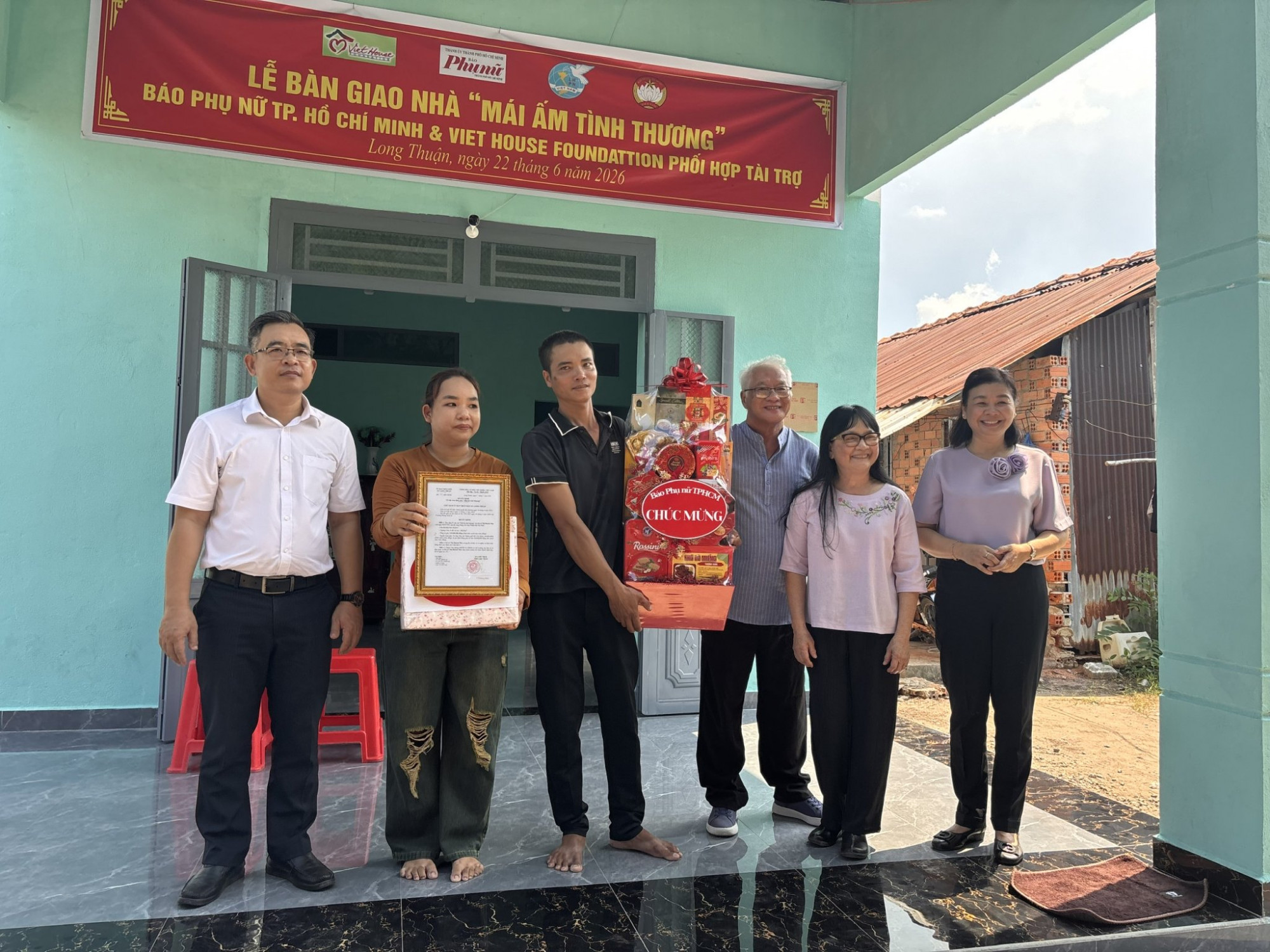 Vợ chồng chị Huỳnh Như được Báo Phụ nữ và nhà tài trợ Viet House Foundation tặng quà. Ảnh Thùy Dương