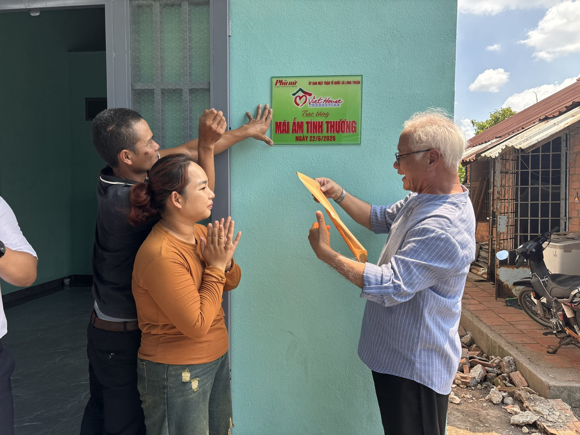 Khoảnh khắc vợ chồng chị Huỳnh Như nhận nhà mới. Ảnh Thùy Dương