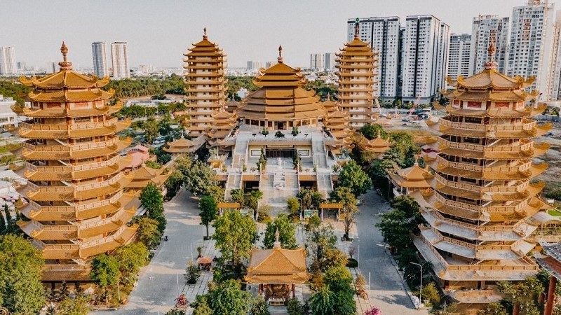 Pháp viện Minh Quang Đăng là ngôi chùa có kiến trúc độc đáo và nguy nga nhất tại TPHCM - Ảnh: internet