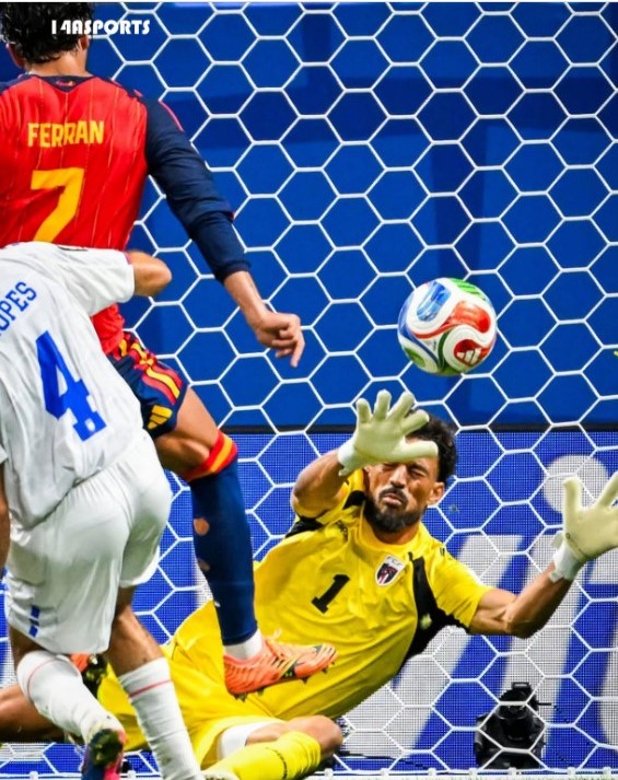 Cape Verde - từ hiện tượng đến biểu tượng World Cup 48 đội 1 trong 7 pha cứu bàn thua trông thấy của thủ môn Vozinha trong trận Cape Verde hòa Tây Ban Nha 0-0 - Ảnh: Pulsesport