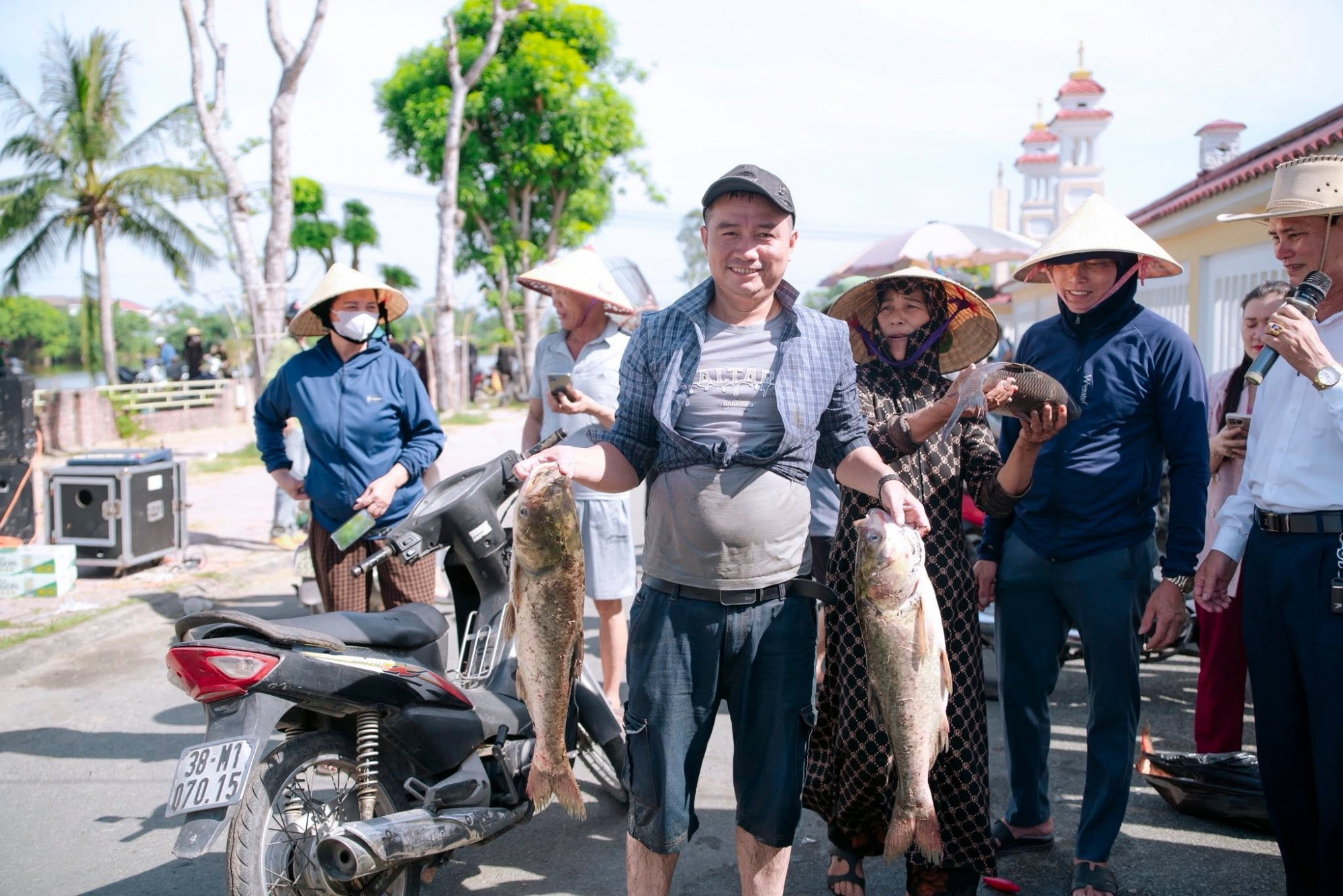 Niềm vui của các nơm thủ sau nhiều giờ quần thảo dưới nước săn cá - Ảnh: Hoàng Anh
