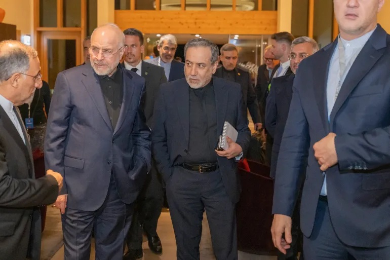 Chủ tịch Quốc hội Iran Mohammed Bagher Ghalibaf (trái) và Bộ trưởng Ngoại giao Abbas Araghchi (giữa) tại khu nghỉ dưỡng Burgenstock ở Obburgen, Thụy Sĩ, ngày 21/6 - Ảnh: Urs Flueeler/EPA