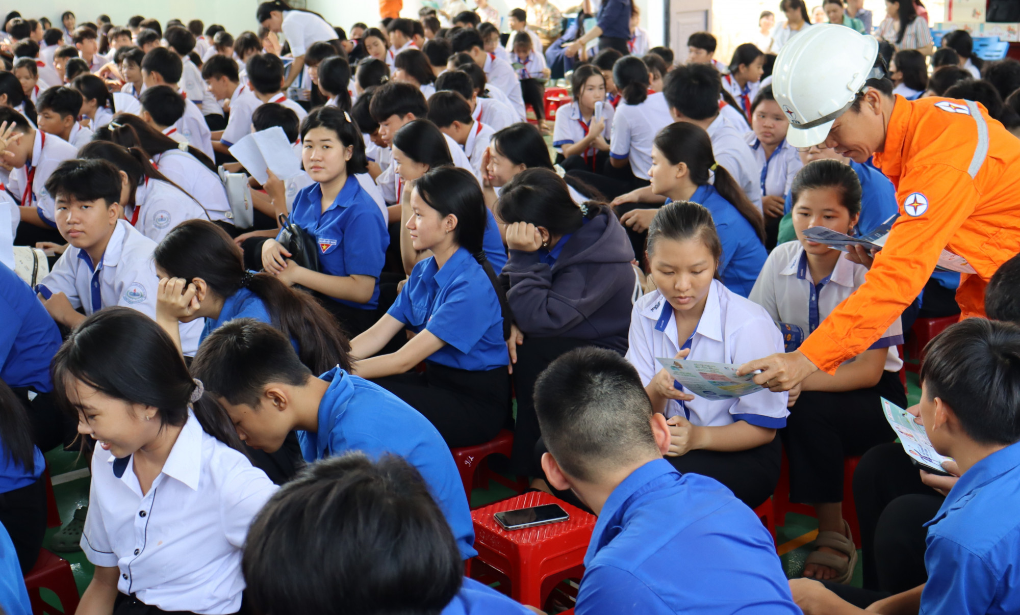 EVNSPC triệt để tiết kiệm điện tại khu vực phía Nam Nhân viên EVNSPC tuyên truyền, hướng dẫn các em học sinh sử dụng điện tiết kiệm, hiệu quả - Ảnh: EVNSPC