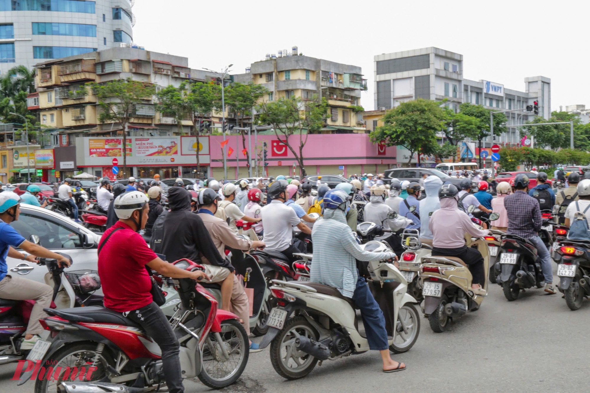 Phần lớn vi phạm của các tài xế xe ôm công nghệ là vượt đèn đỏ, đi ngược chiều… Đặc biệt, không ít người sử dụng điện thoại, đeo tai nghe khi tham gia giao thông.