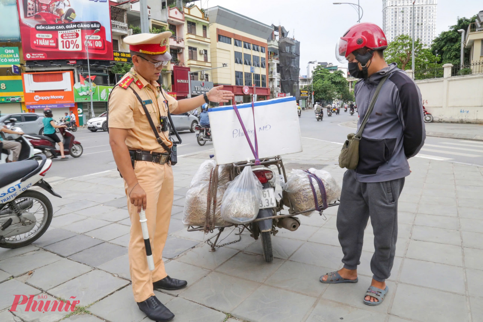 Ngoài các trường hợp đeo tai nghe, sử dụng điện thoại, lực lượng CSGT cũng xử lý các trường hợp che khuất biển số xe. Đơn cử như trường hợp của tài xế P.Đ.D. (SN 1984, quê Bắc Ninh), điều khiển xe máy chở theo hàng hóa làm che khuất biển số. 