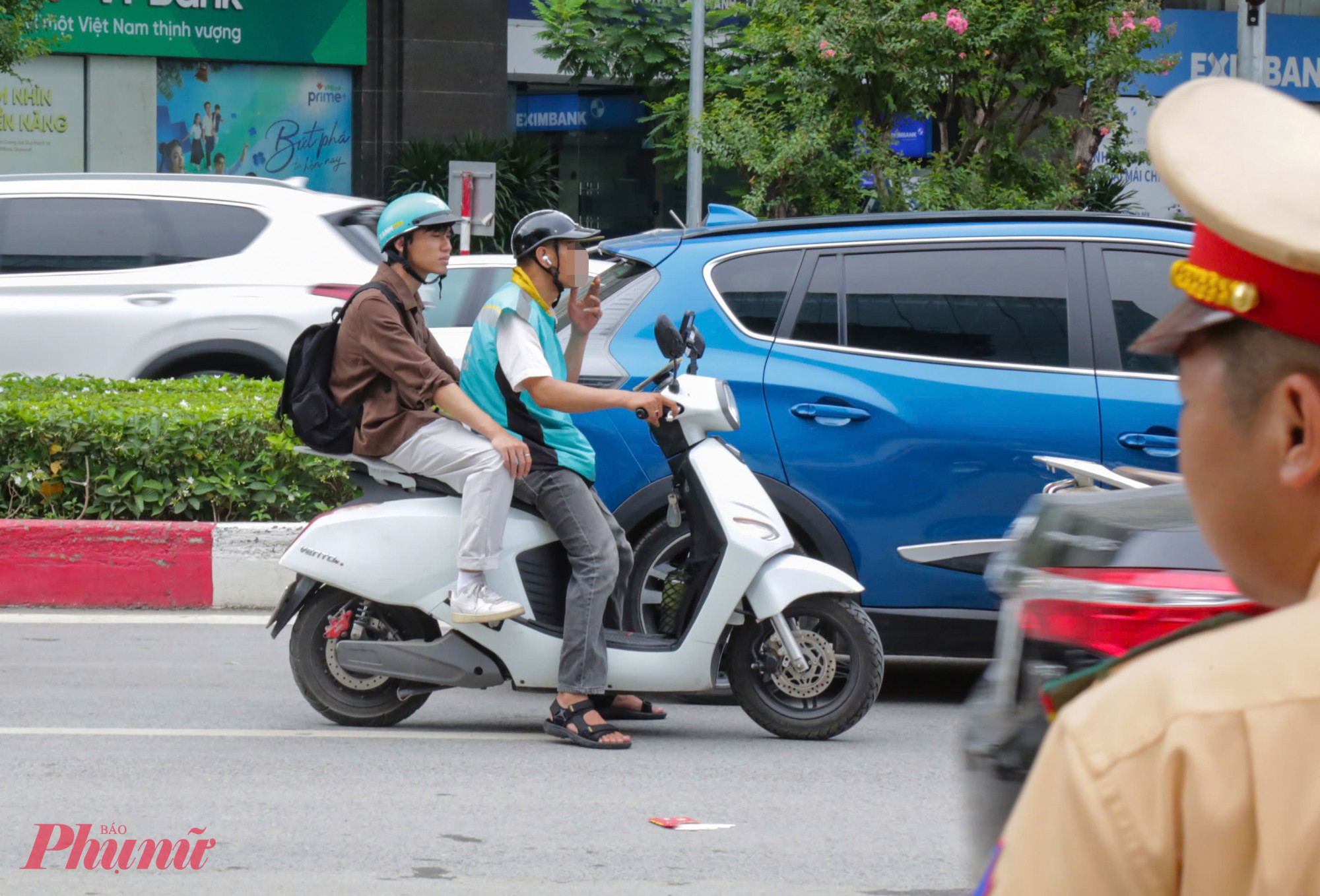 Tình trạng các tài xế xe ôm công nghệ vi phạm giao thông diễn ra khá phổ biến ở Hà Nội thời gian qua. Nhiều người mang tâm lý chủ quan, cho rằng cảnh sát không xử lý đối với nhóm tài xế này.