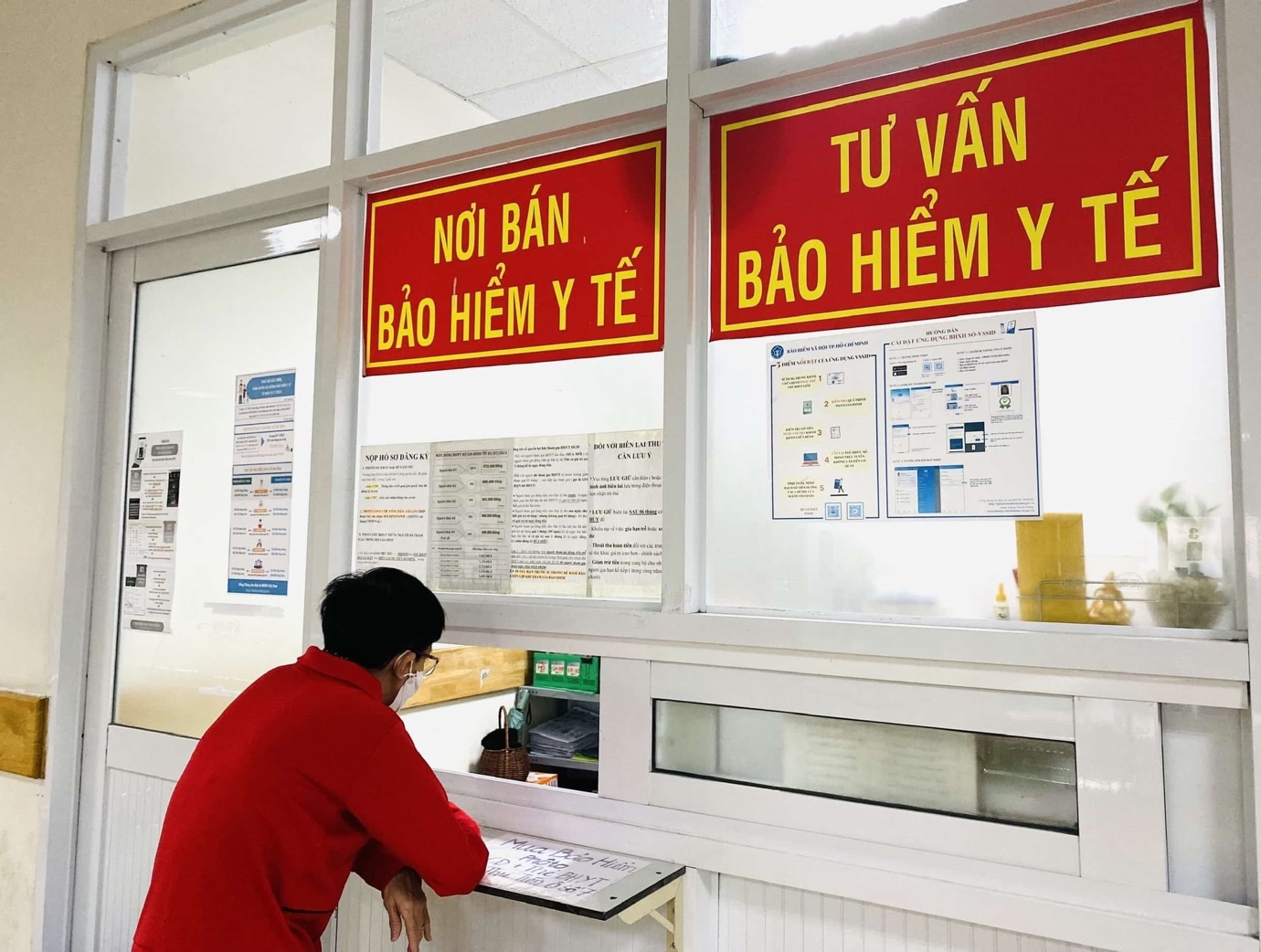 Người dân đang tìm hiểu các quyền lợi về bảo hiểm y tế 