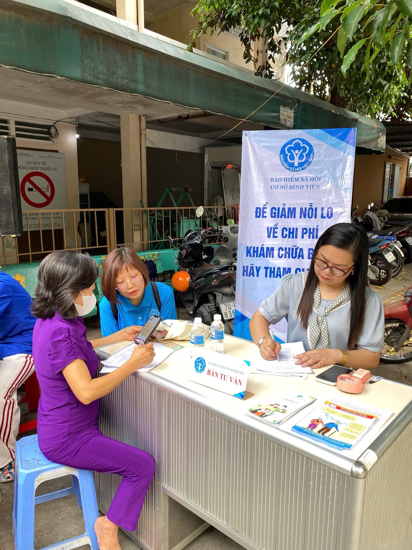 Nhân viên BHXH cơ sở Bình Tiên đang tư vấn các chính sách và quyền lợi bảo hiểm cho người dân