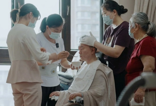 Giám đốc điều hành thương mại điện tử hàng đầu, người đã sống sót sau một số đợt cận tử, nói rằng 'niềm tin' giúp anh ấy tiếp tục trong 'đêm đen tối nhất'