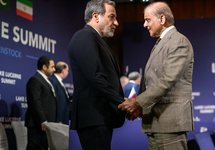 Ngoại trưởng Iran Abbas Araghchi (trái) bắt tay với Thủ tướng Pakistan Shehbaz Sharif trước thềm cuộc gặp bốn bên giữa Hoa Kỳ, Iran, Pakistan và Qatar tại khu phức hợp khách sạn hạng sang Burgenstock ở Thụy Sĩ, ngày 21 tháng 6 năm 2026. (Ảnh AFP)