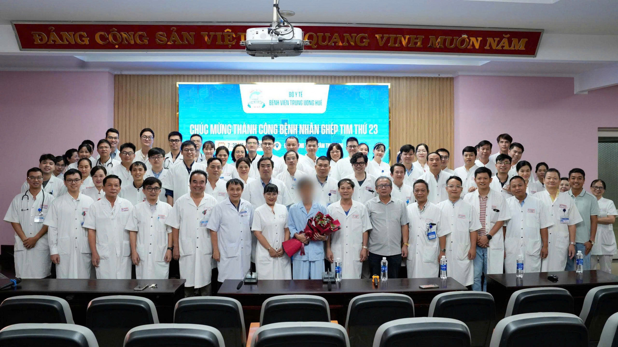 Đội ngũ, Y, Bác sĩ Bệnh viện trung ương Huế chúc mừng bệnh nhân bệnh  ghép tim P.M.D. xuất viện