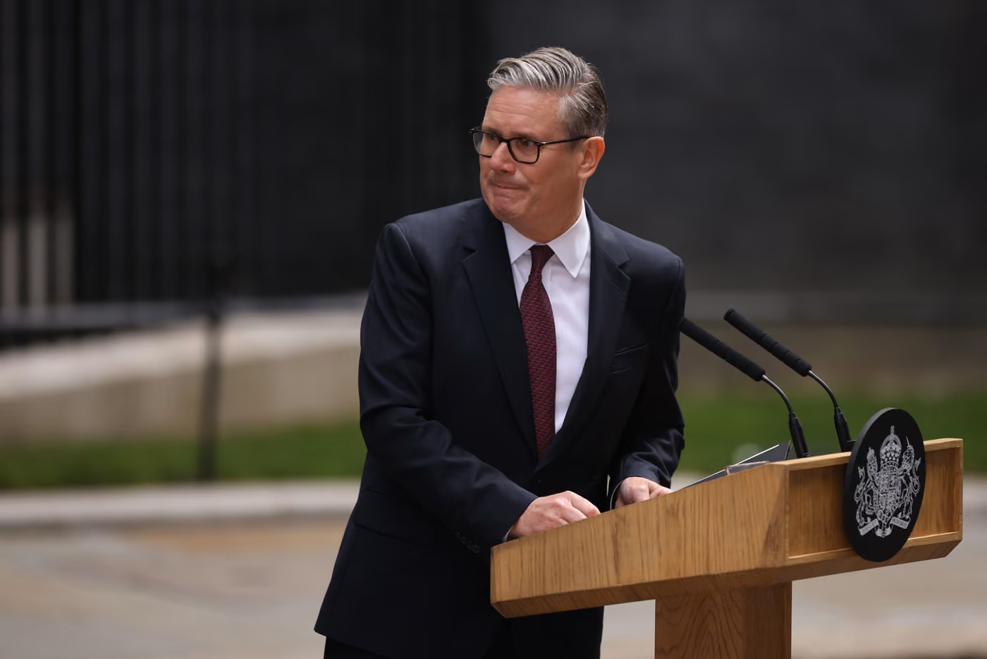 Ông Keir Starmer xúc động khi kết thúc bài phát biểu tuyên bố từ chức của mình trước số 10 phố Downing - Ảnh: Dan Kitwood/Getty Images