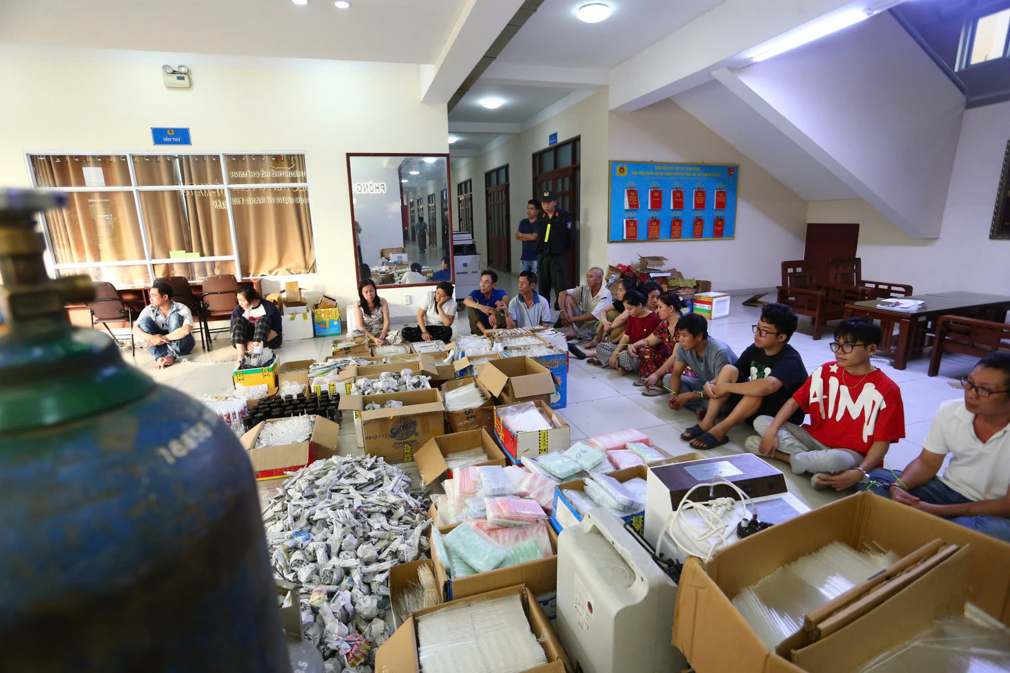 Các đối tượng cùng tang vật. Ảnh: CACC
