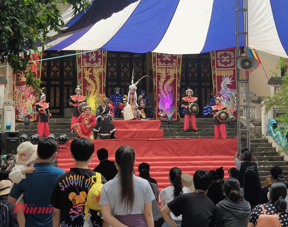 Các chương trình hát bội tại khu vực Đền Hùng và Lăng Lê Văn Duyệt thu hút đông đảo khán giả trẻ.