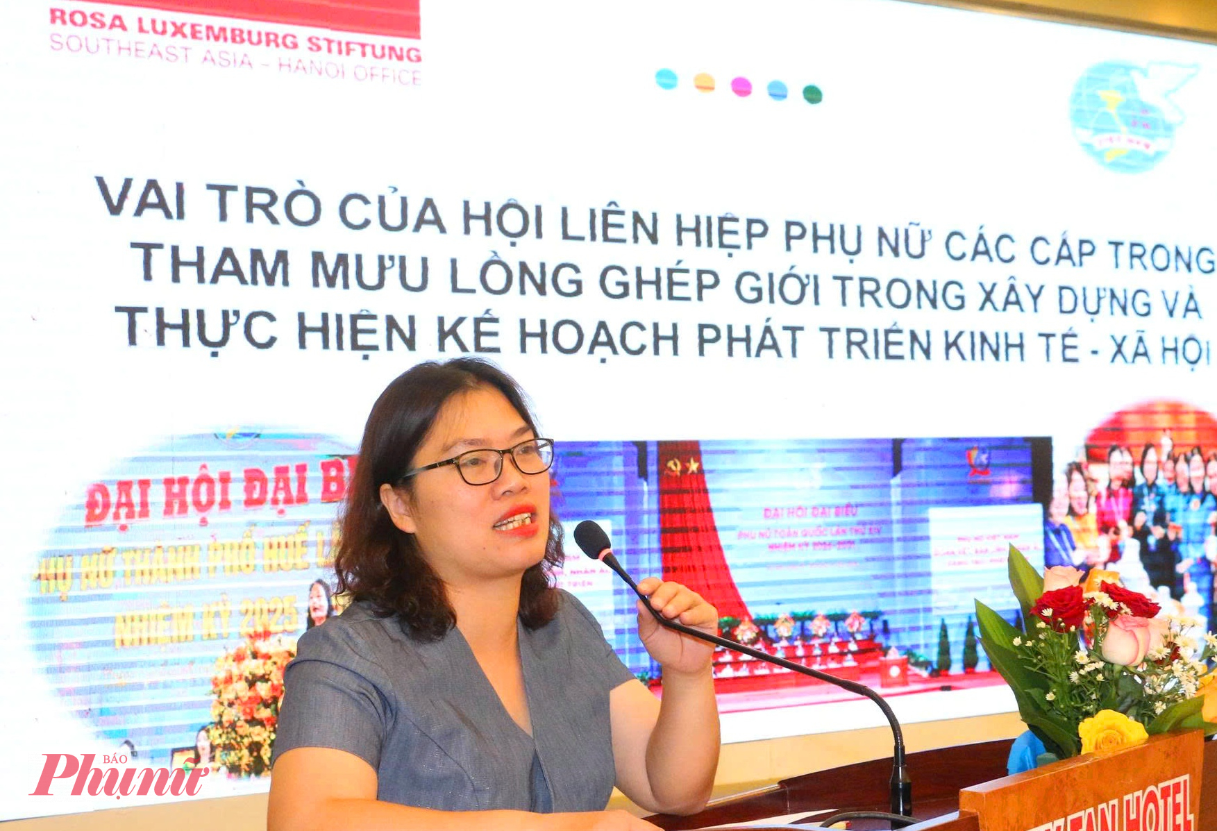 “Hiến kế” giúp phụ nữ Huế phát triển kinh tế xã hội địa phương Tiến sĩ Nguyễn Thị Thanh Thủy- Học viện Phụ Nữ Việt Nam đưa ra nhiều ý kiến phân tích tại hội thảo