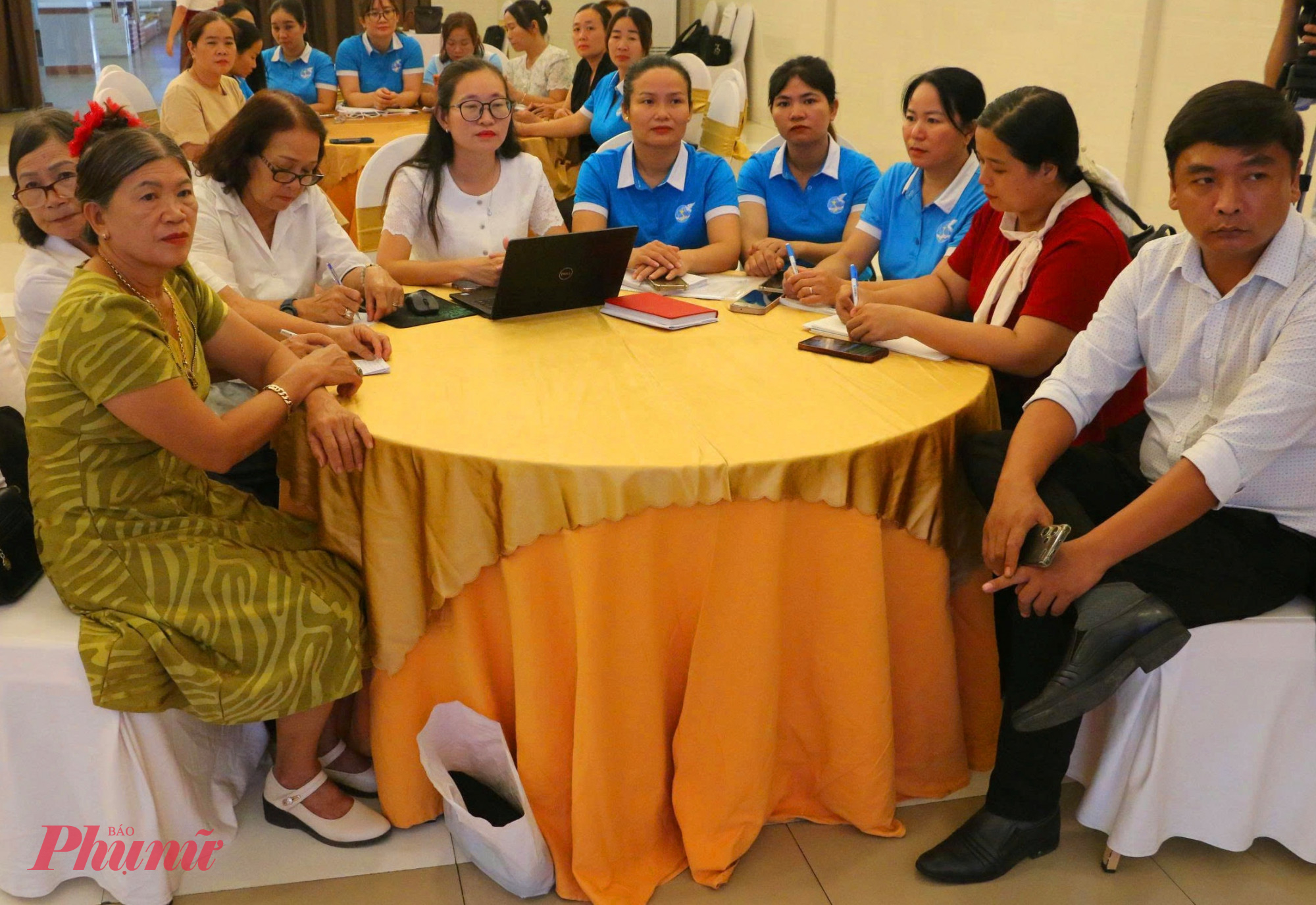 “Hiến kế” giúp phụ nữ Huế phát triển kinh tế xã hội địa phương Các hội viên tham gia ý kiến theo từng nhóm để thảo luận đề tài