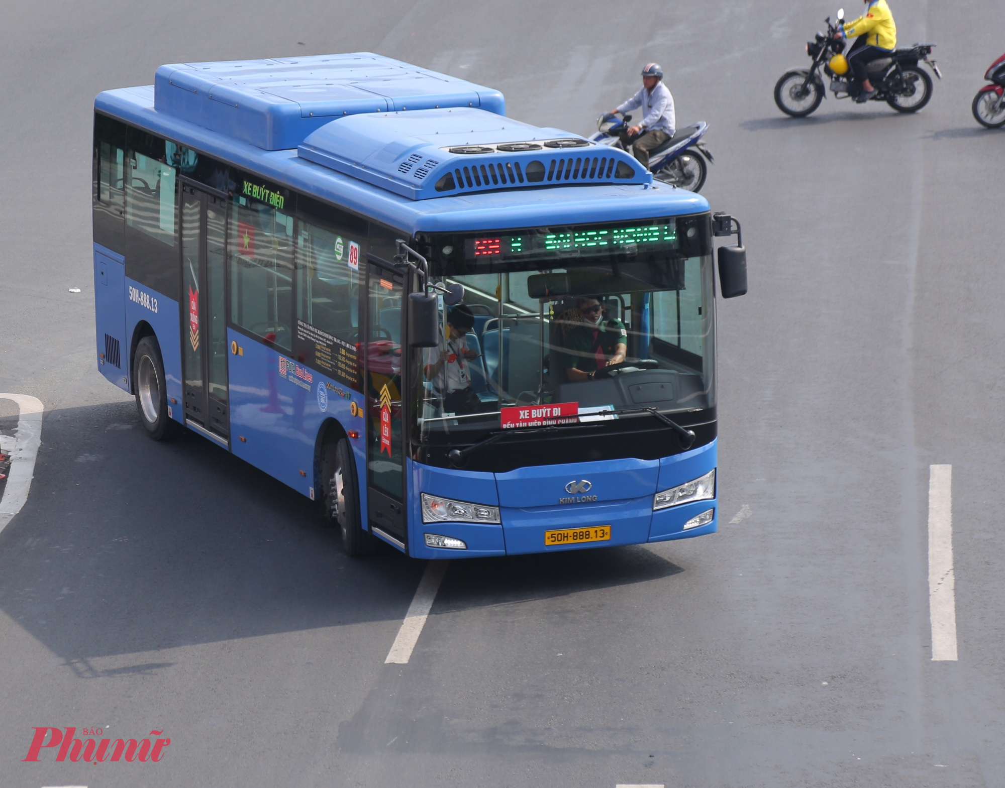 Xe buýt điện của Công ty Phương Trang lưu thông trên đường Phạm Văn Đồng