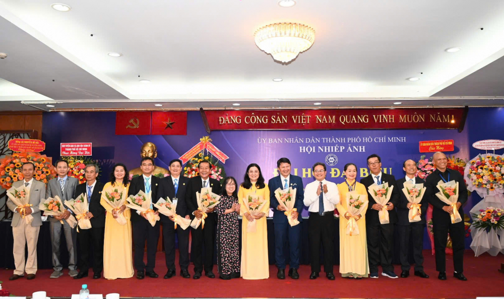 Ban chấp hành Hội Nhiếp ảnh TPHCM nhiệm kỳ 2026 - 2031 ra mắt Đại hội - Ảnh: Quốc Thanh.