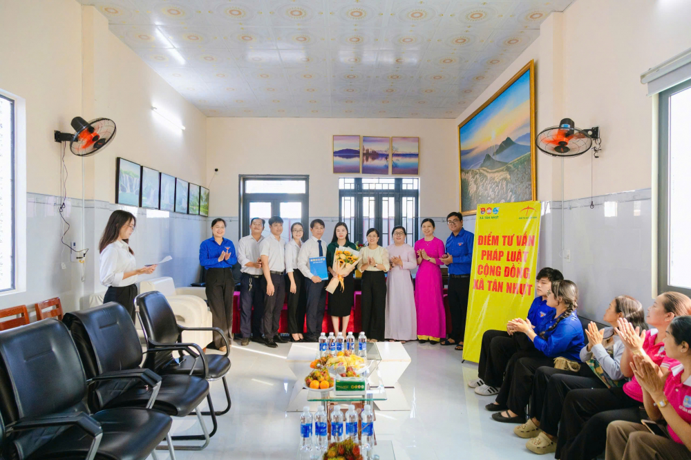 Lãnh đạo xã Tân Nhựt trao quyết định ra mắt “Điểm tư vấn pháp luật cộng đồng” và thành lập “Tổ tư vấn pháp luật cho phụ nữ, thanh niên và người dân trên địa bàn xã Tân Nhựt”.