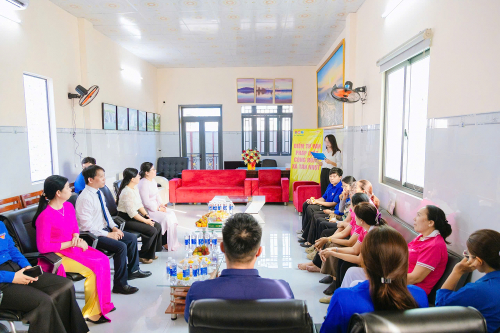Tham dự chương trình có bà Phan Thị Cẩm Nhung - Phó bí thư Thường trực Đảng ủy xã; bà Hứa Thị Phương Hồng - Ủy viên Ban Thường vụ Đảng ủy, Chủ tịch Ủy ban MTTQ Việt Nam xã; bà Lê Thị Thanh Tâm - Phó Chủ tịch Thường trực Ủy ban MTTQ Việt Nam xã, Bí thư Đoàn Thanh niên xã; bà Nguyễn Thị Ngọc Hạnh - Đảng ủy viên, Phó Chủ tịch Ủy ban MTTQ Việt Nam xã, Chủ tịch Hội Liên hiệp Phụ nữ xã; ông Nguyễn Sơn Lâm - Giám đốc Công ty Luật Hợp danh Nam Trí Việt cùng đông đảo đoàn viên, hội viên và người dân trên địa bàn.