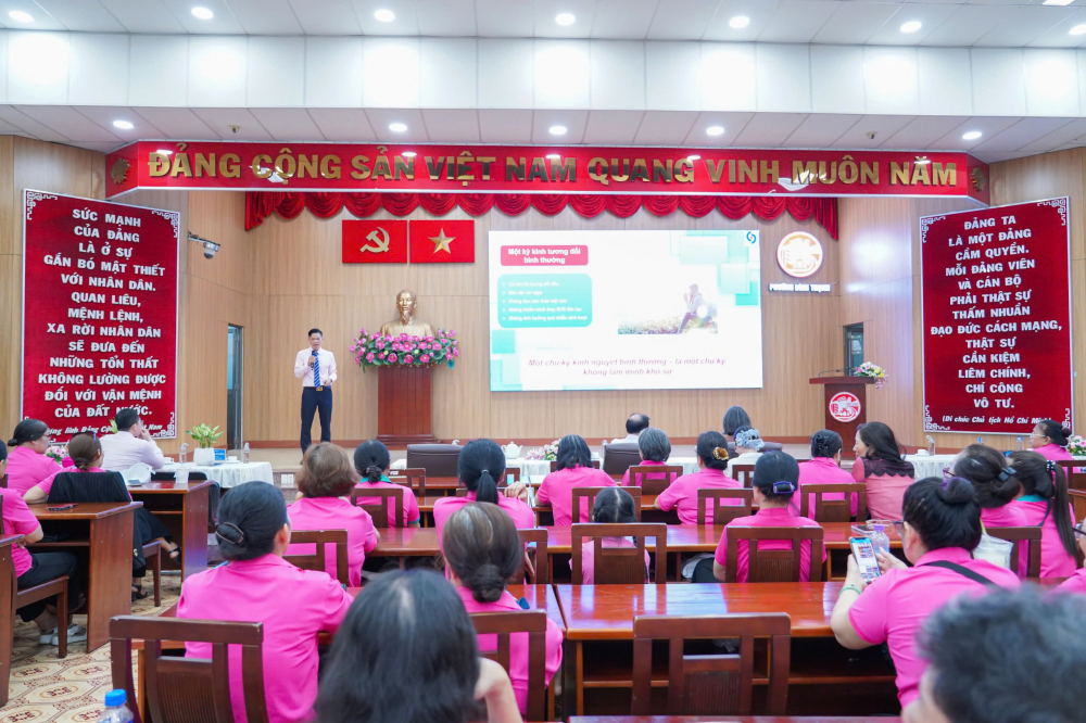 Thạc sĩ, bác sĩ Tạ Việt Hùng chia sẻ chuyên đề “Dự phòng và tầm soát ung thư cổ tử cung” đến chị em phụ nữ. Ảnh: CH
