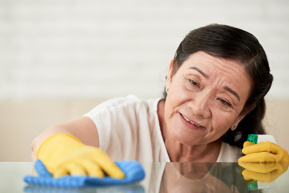 Lẽ ra đã nghỉ hưu, chị vẫn cố làm việc, mong rằng sẽ gom góp thêm tiền để lại cho con - Ảnh minh họa: 
