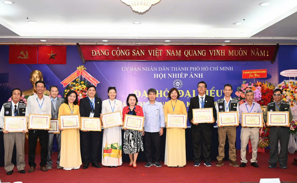 Dịp này, nhiều tập thể và cá nhân được nhận khen thưởng từ 