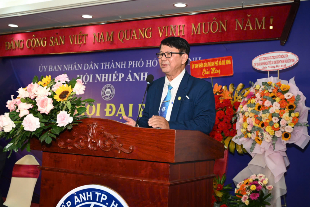 Chủ tịch Hội Nhiếp ảnh TPHCM Đoàn Hoài Trung phát biểu nhận nhiệm vụ - Ảnh: Quốc Thanh