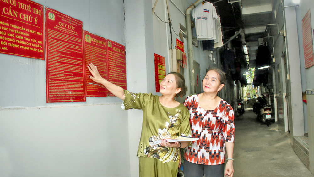 Nhà trọ ở TPHCM sẽ thêm an toàn, bớt chật chội Bà Nguyễn Thị Kiều Nga hướng dẫn người thuê trọ chấp hành các quy định về phòng cháy chữa cháy, đảm bảo an ninh trật tự cho khu nhà trọ