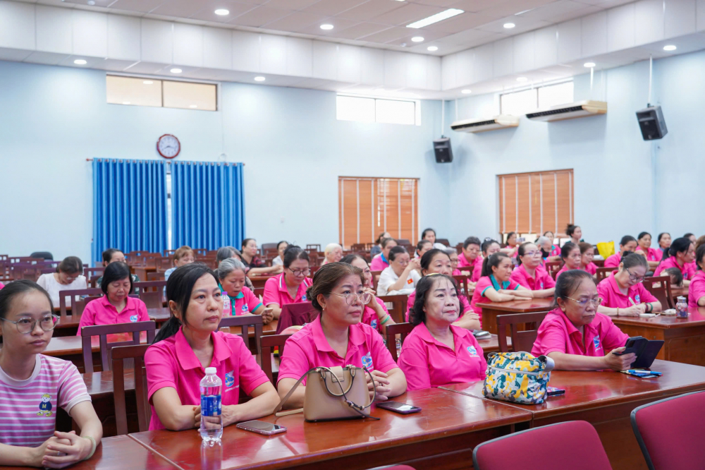 đông đảo cán bộ, hội viên phụ nữ và người dân trên địa bàn tham dự