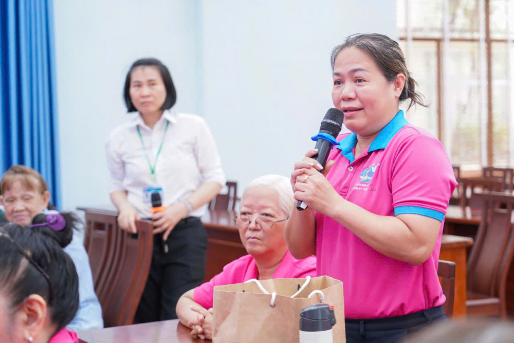 Bà Nguyễn Thị Thu Thủy - Chi hội trưởng Chi hội Phụ nữ khu phố 35, phường Bình Thạnh - đặt câu hỏi nhờ bác sĩ giải đáp. Ảnh: CH