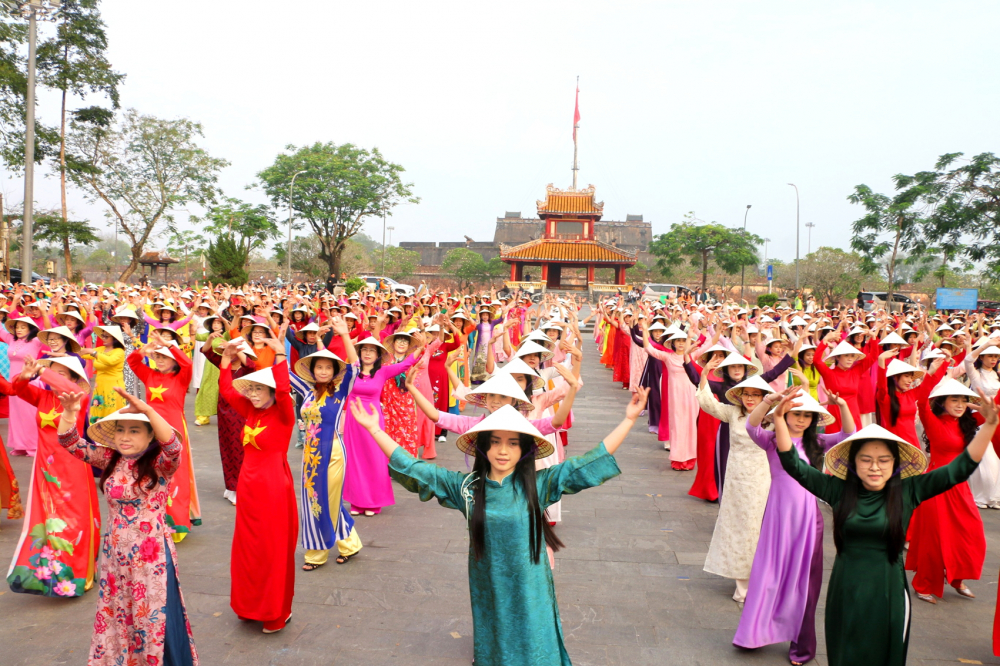 Gần 1.000 phụ nữ Huế tham gia ngày hội “Rực rỡ tháng Ba”, góp phần quảng bá và lan tỏa hình ảnh “Huế - kinh đô áo dài”