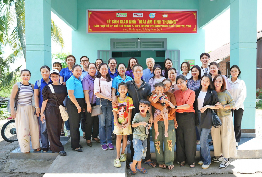 Cán bộ, phóng viên, nhân viên Báo Phụ nữ TPHCM cùng đại diện Viet House Foundation và chính quyền địa phương, bà con lối xóm đến chia vui với gia đình chị Như - ẢNH: TRỌNG NGỌC