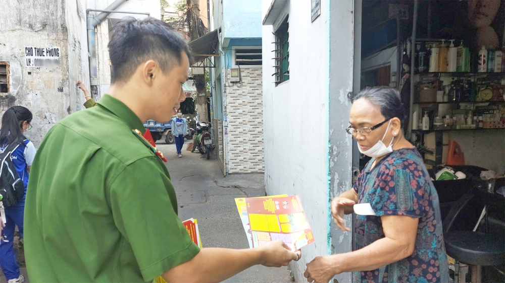 Giúp người cao tuổi tránh “bẫy lừa” tinh vi Công an TPHCM phát tờ rơi cảnh báo về các thủ đoạn lừa đảo nhắm vào người cao tuổi - Ảnh do Công an TPHCM cung cấp