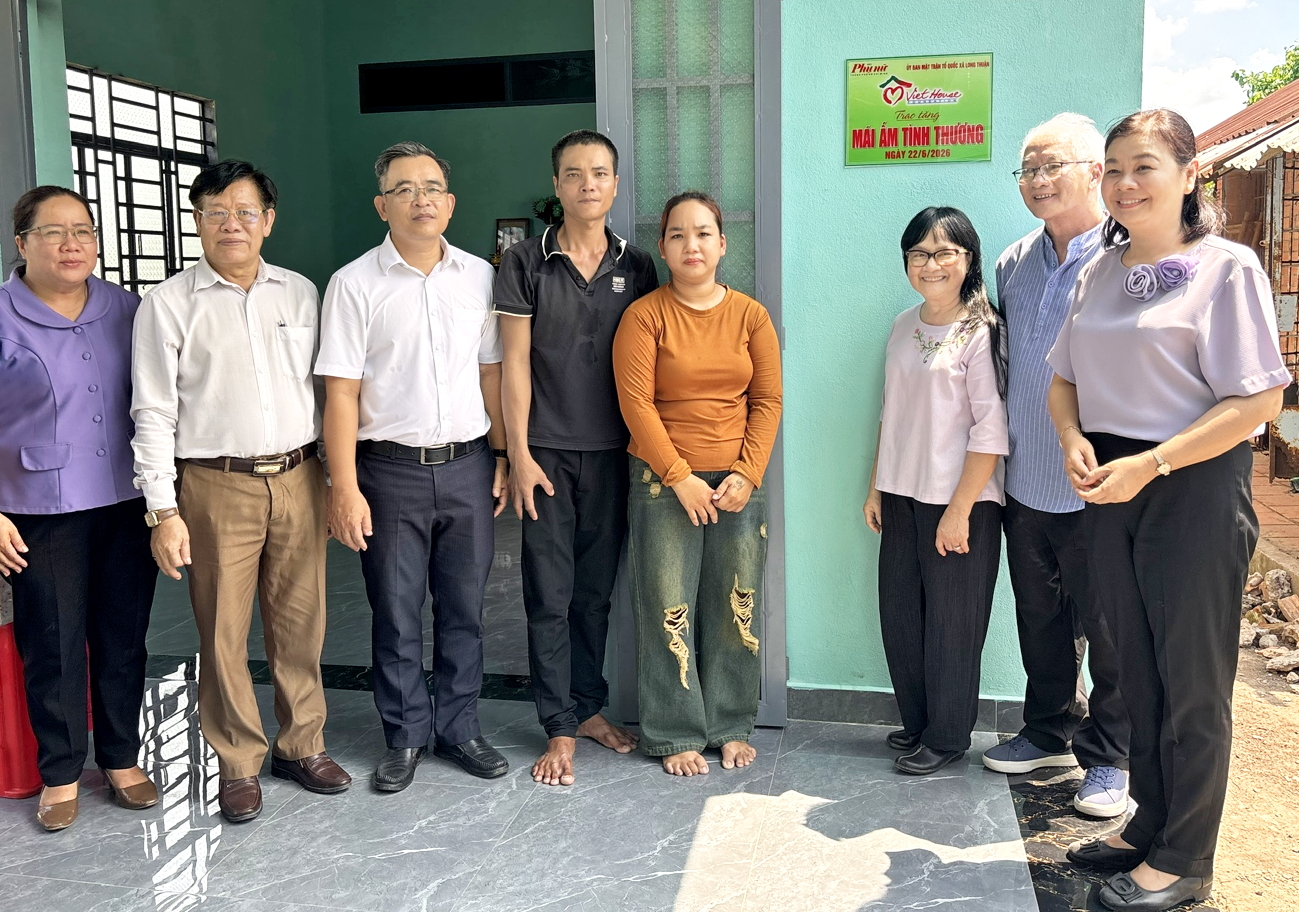 Bà Lý Việt Trung (bìa phải) - Tổng biên tập Báo Phụ nữ TPHCM - cùng đại diện chính quyền địa phương, Viet House Foundation bàn giao nhà cho vợ chồng chị Như (thứ tư và thứ năm từ phải qua) - ẢNH: THÙY DƯƠNG