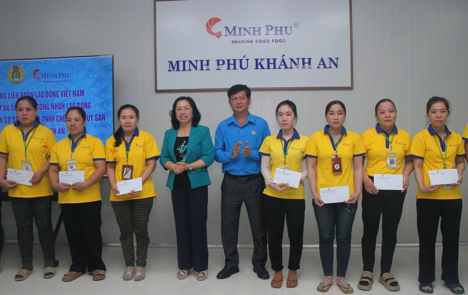 Những suất quà ý nghĩa được đoàn công tác trao tận tay người lao động có hoàn cảnh khó khăn ở Cà Mau. Ảnh CTV