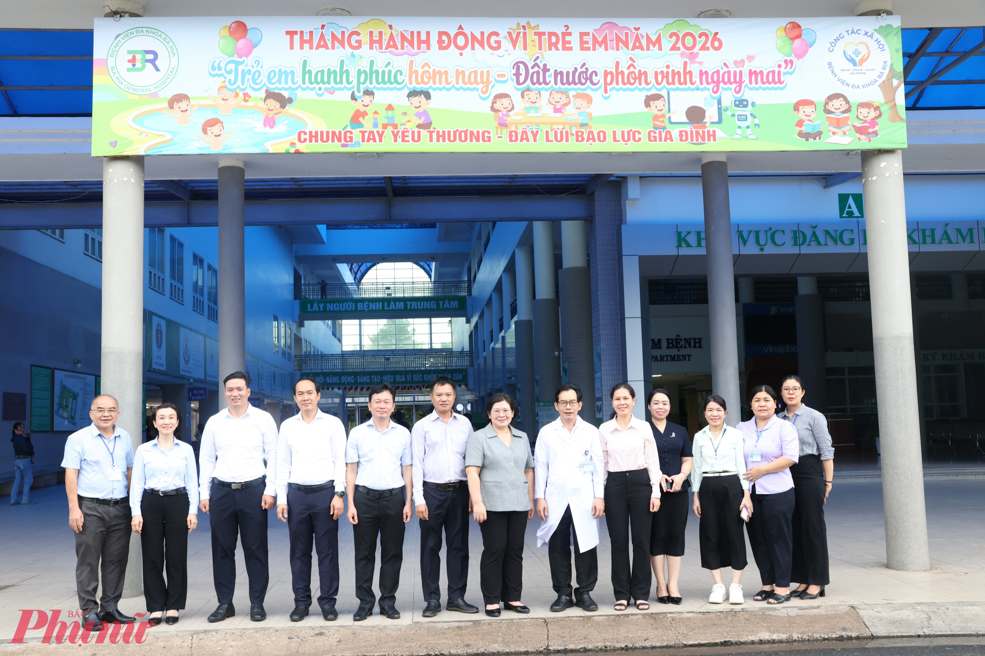 Phó bí thư Thành ủy Văn Thị Bạch Tuyết: Mỗi vị trí việc làm phải có cán bộ phù hợp nhất Đoàn công tác Thành ủy TPHCM chụp ảnh cùng tập thể cán bộ, y bác sĩ Bệnh viện Đa khoa Bà Rịa sau buổi khảo sát thực tế - Ảnh: Thanh Tâm