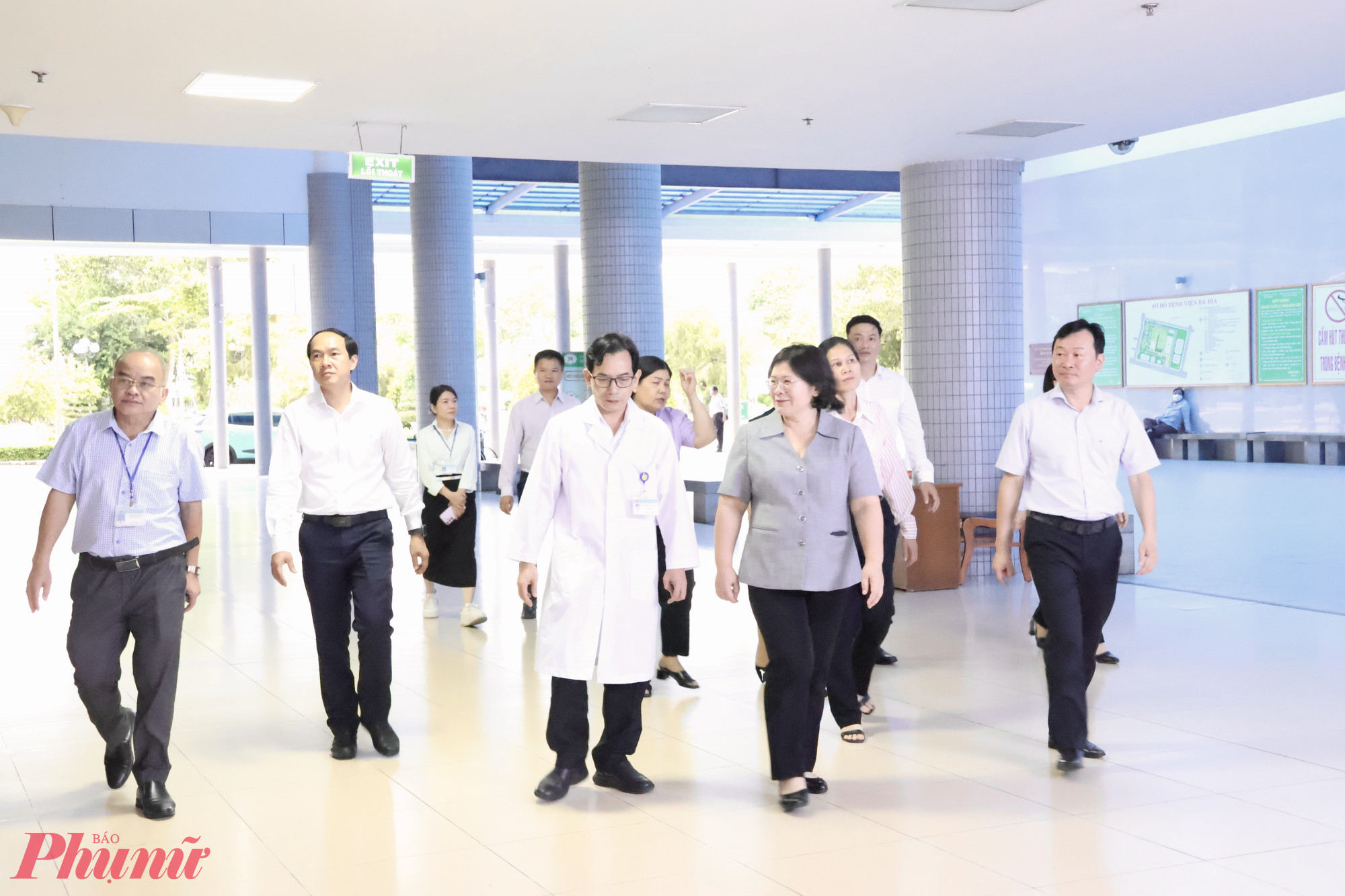 Phó bí thư Thành ủy Văn Thị Bạch Tuyết: Mỗi vị trí việc làm phải có cán bộ phù hợp nhất Bà Văn Thị Bạch Tuyết - Phó bí thư Thành ủy TPHCM khảo sát hoạt động khám, chữa bệnh tại Bệnh viện Đa khoa Bà Rịa chiều 23/6 - Ảnh: Thanh Tâm