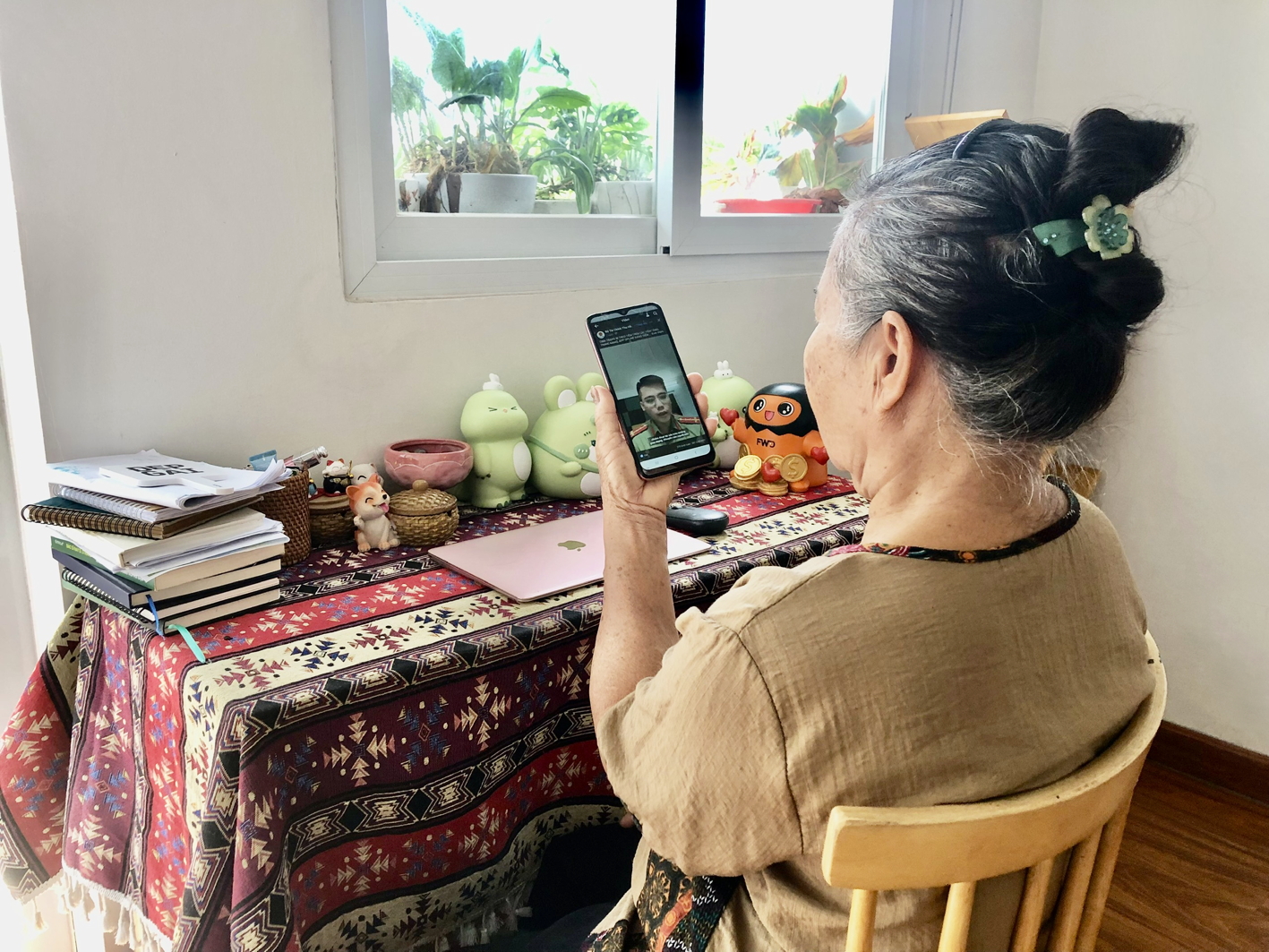 Người cao tuổi thường bị kẻ xấu mạo danh cơ quan công quyền gọi điện thoại để lừa đảo - ẢNH: THANH HOA