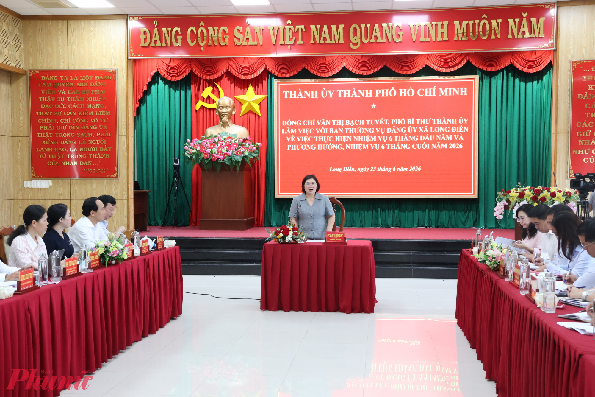 Phó bí thư Thành ủy Văn Thị Bạch Tuyết: Mỗi vị trí việc làm phải có cán bộ phù hợp nhất bà Văn Thị Bạch Tuyết ghi nhận và đánh giá cao những nỗ lực của Ban Thường vụ Đảng ủy xã Long Điền trong thực hiện nhiệm vụ 6 tháng đầu năm 2026 - Ảnh: Thanh Tâm