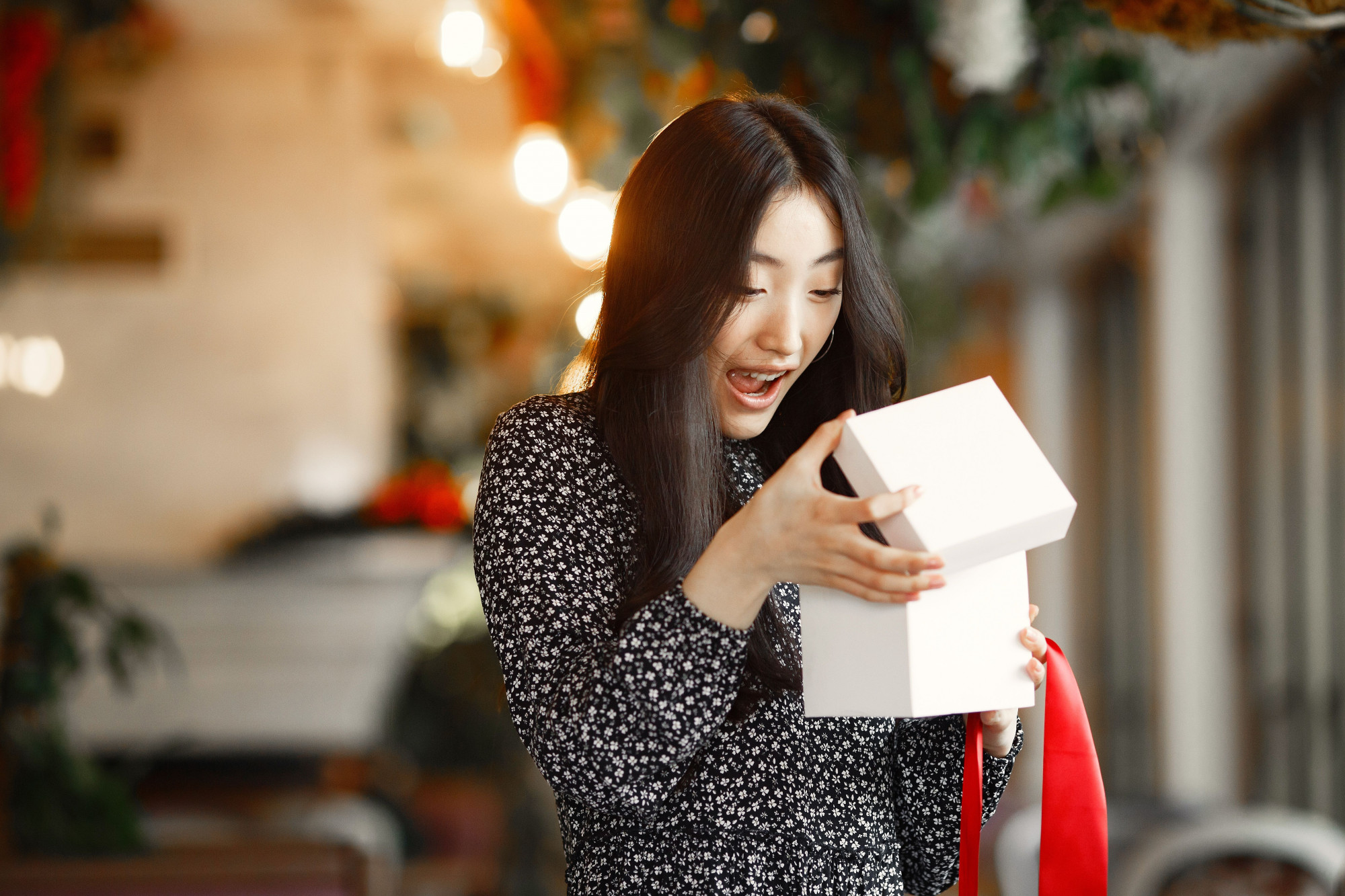 sự sòng phẳng của các nàng thường bắt nguồn từ nổi sợ chia tay đòi quà và mạt sát nhau bằng hóa đơn chi li - Ảnh minh họa Pexels