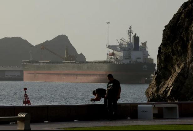 Các tàu thương mại được nhìn thấy ở eo biển Hormuz vào ngày 17 tháng 6 năm 2026. Anadolu qua Getty Images