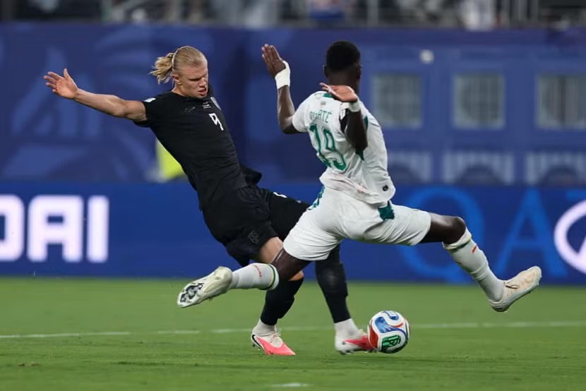 Senegal (trắng) gây ra nhiều khó khăn cho Na Uy - Ảnh: ESPN