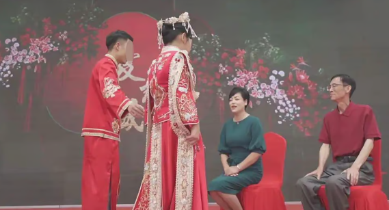 Cuicui trong lễ cưới của mình và ông Guo đang ngồi ghế chủ hôn