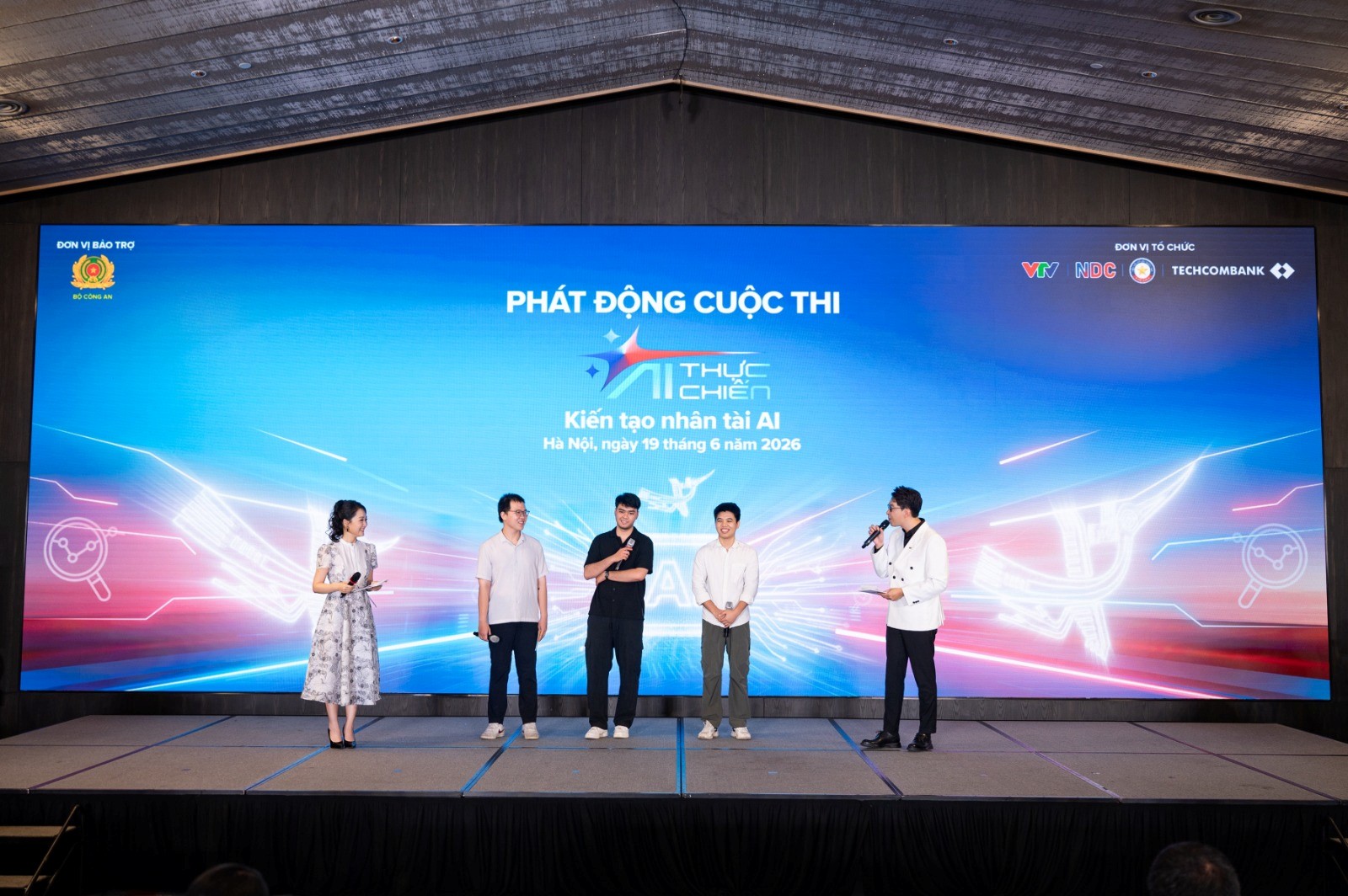 Quán quân AI Thực chiến mùa 1 “truyền lửa” và chia sẻ về học bổng “Điều kỳ diệu của Techcombank” trị giá 1 triệu USD tới các thí sinh mùa 2 - Ảnh: Techcombank
