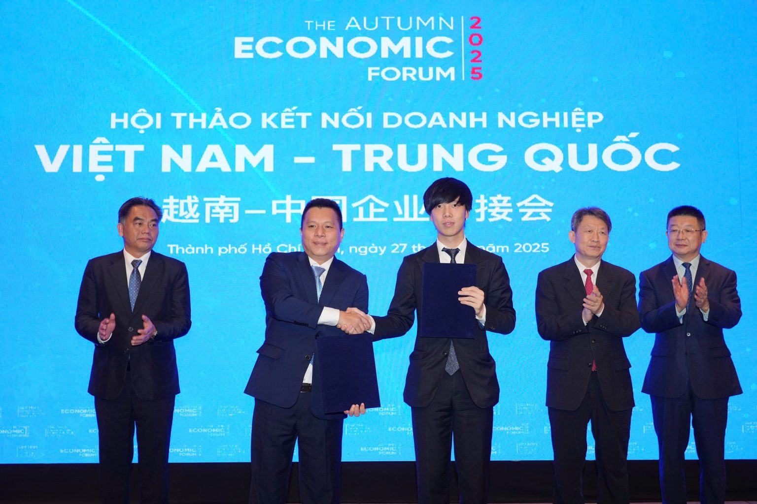 HCMC C4IR và Sunwah trao Biên bản hợp tác chiến lược nhằm đẩy mạnh nghiên cứu, chuyển giao công nghệ và phát triển hệ sinh thái đổi mới sáng tạo giữa Việt Nam và Trung Quốc (Ảnh: Sunwah Việt Nam).
